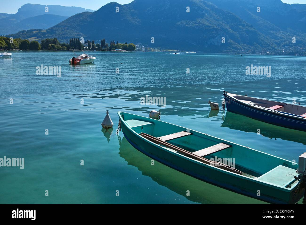 Vergnügungsboot in türkisfarbenem Seewasser Stockfoto