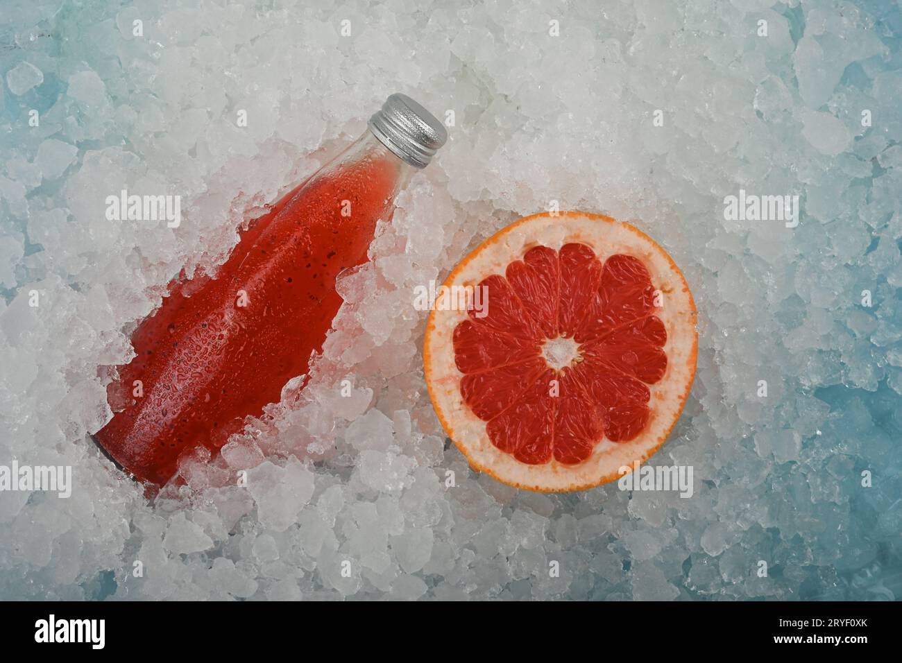 Flasche Red Grapefruit Drink auf Eis Stockfoto