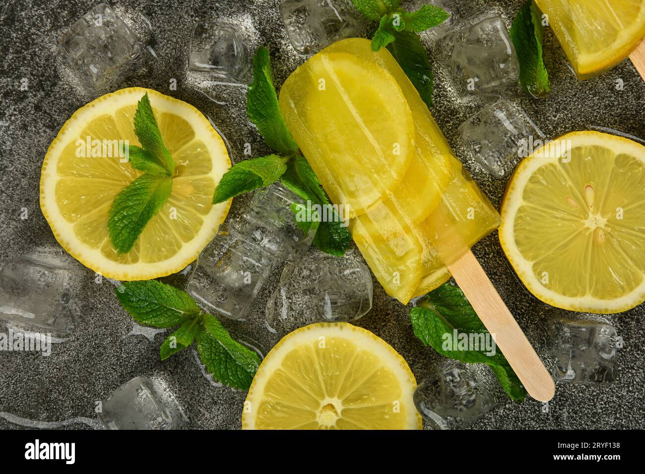 Gefrorenes Eis mit Zitronen- und Minzeis auf dem Tisch Stockfoto