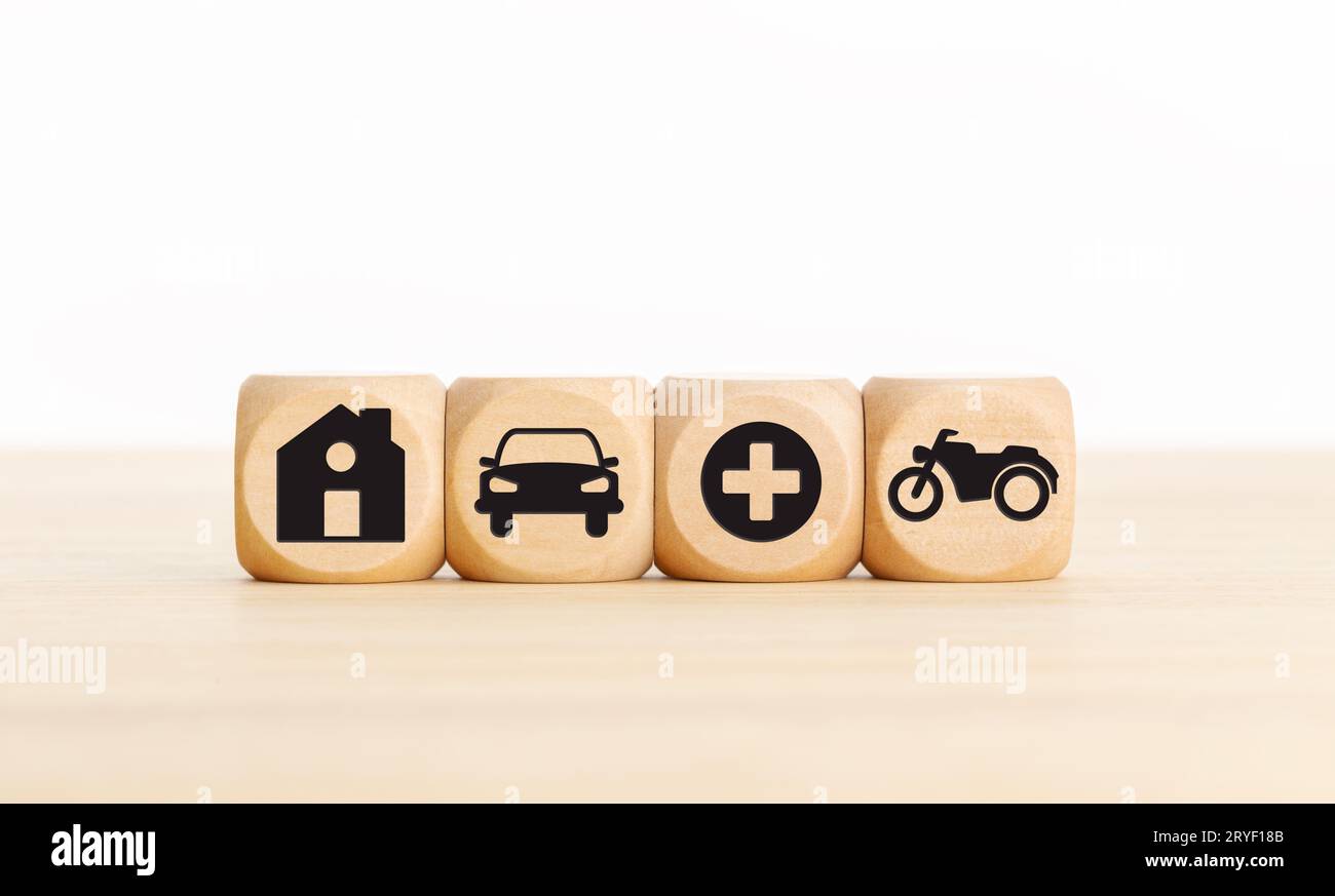 Haus, Auto, Gesundheit und Fahrrad Ikonen auf Holzblöcken Arten von Versicherungskonzept Stockfoto