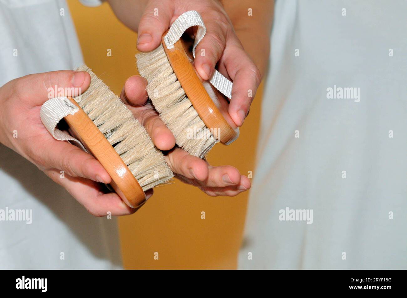 Bürsten bei einer Handmassage verwenden Stockfoto