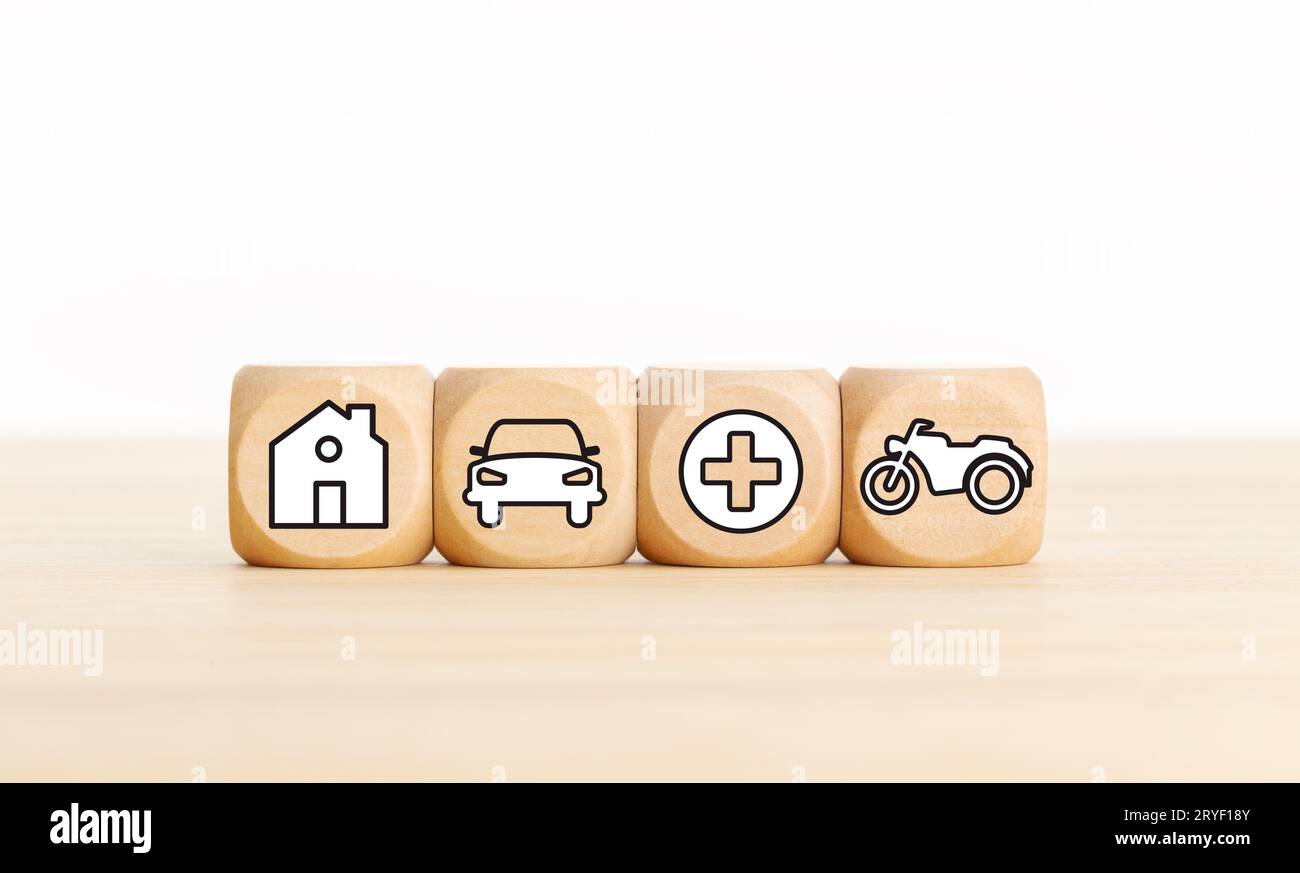 Haus, Auto, Gesundheit und Fahrrad Ikonen auf Holzblöcken Arten von Versicherungskonzept Stockfoto