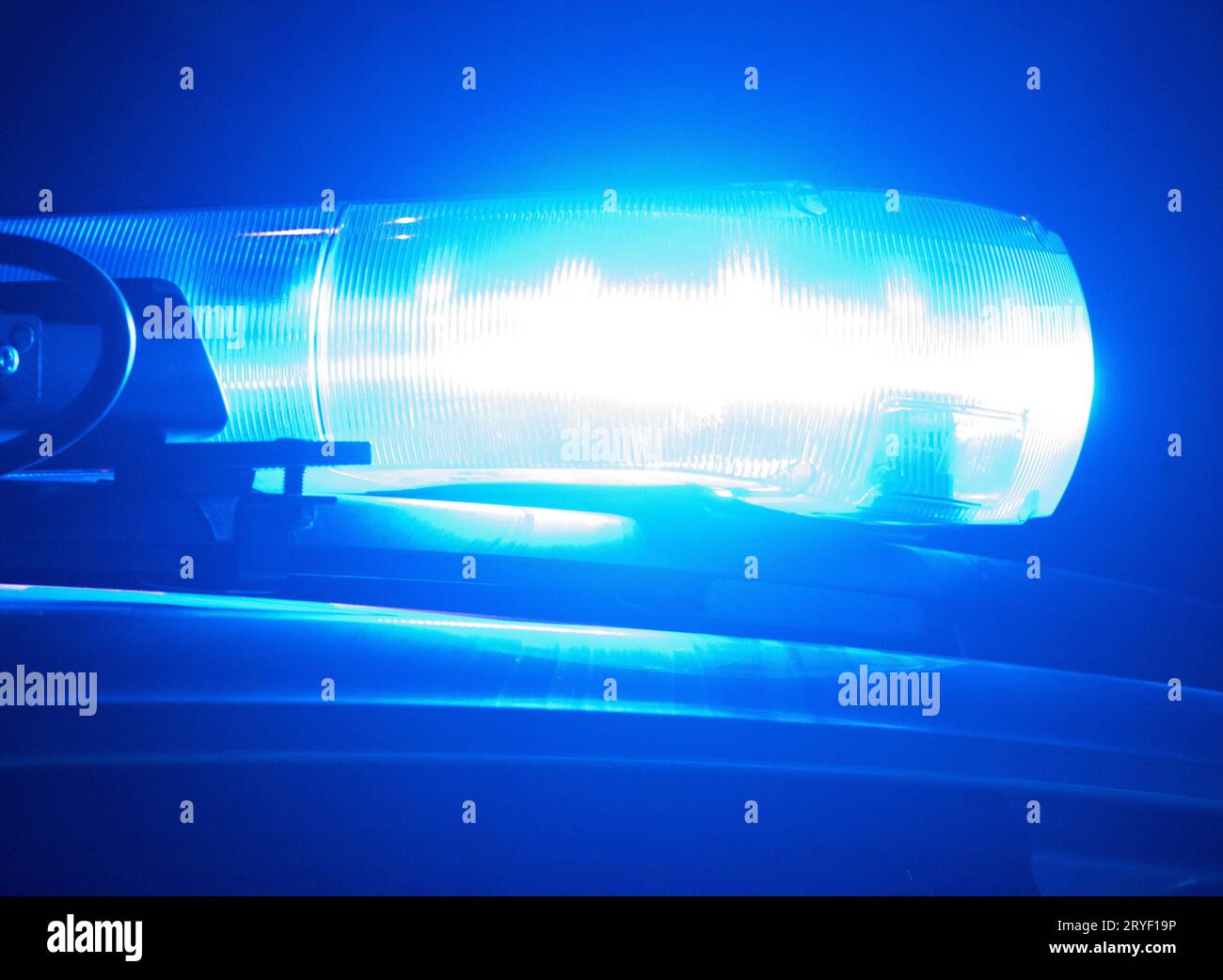 Polizeiauto mit blauem Licht in der Nacht Stockfoto