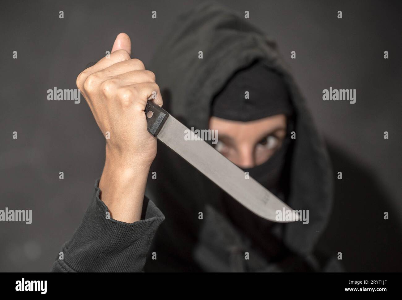 Ein Angreifer mit einem Messer Stockfoto