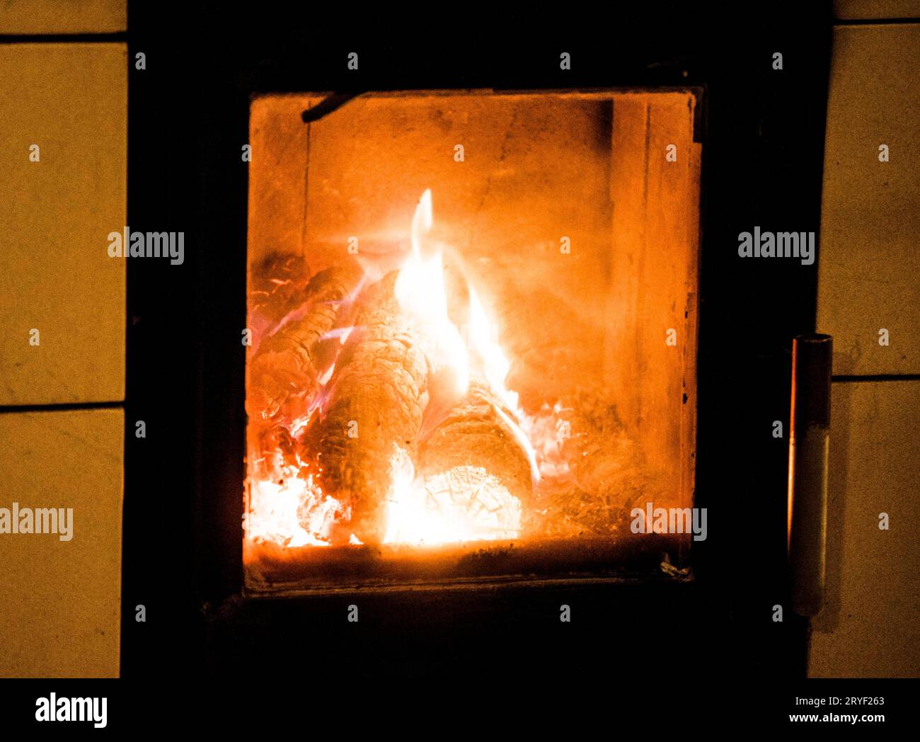 Verbrennung von Holz im Kamin Stockfoto