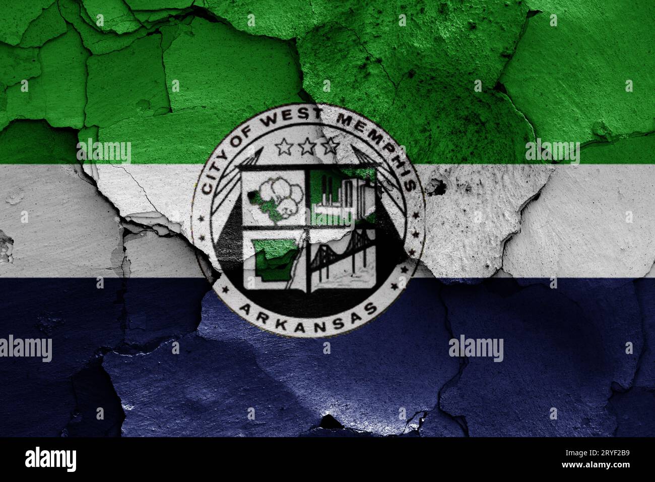 Die Flagge von West Memphis, Arkansas, ist auf eine gerissene Wand gemalt Stockfoto