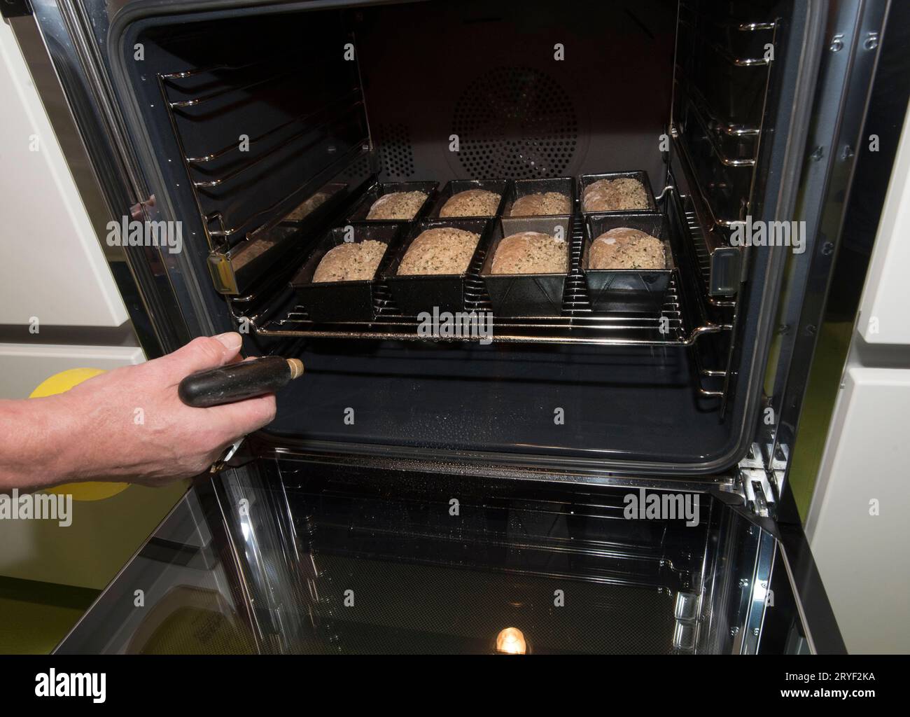 Frische Brotbrote im Ofen backen Stockfoto