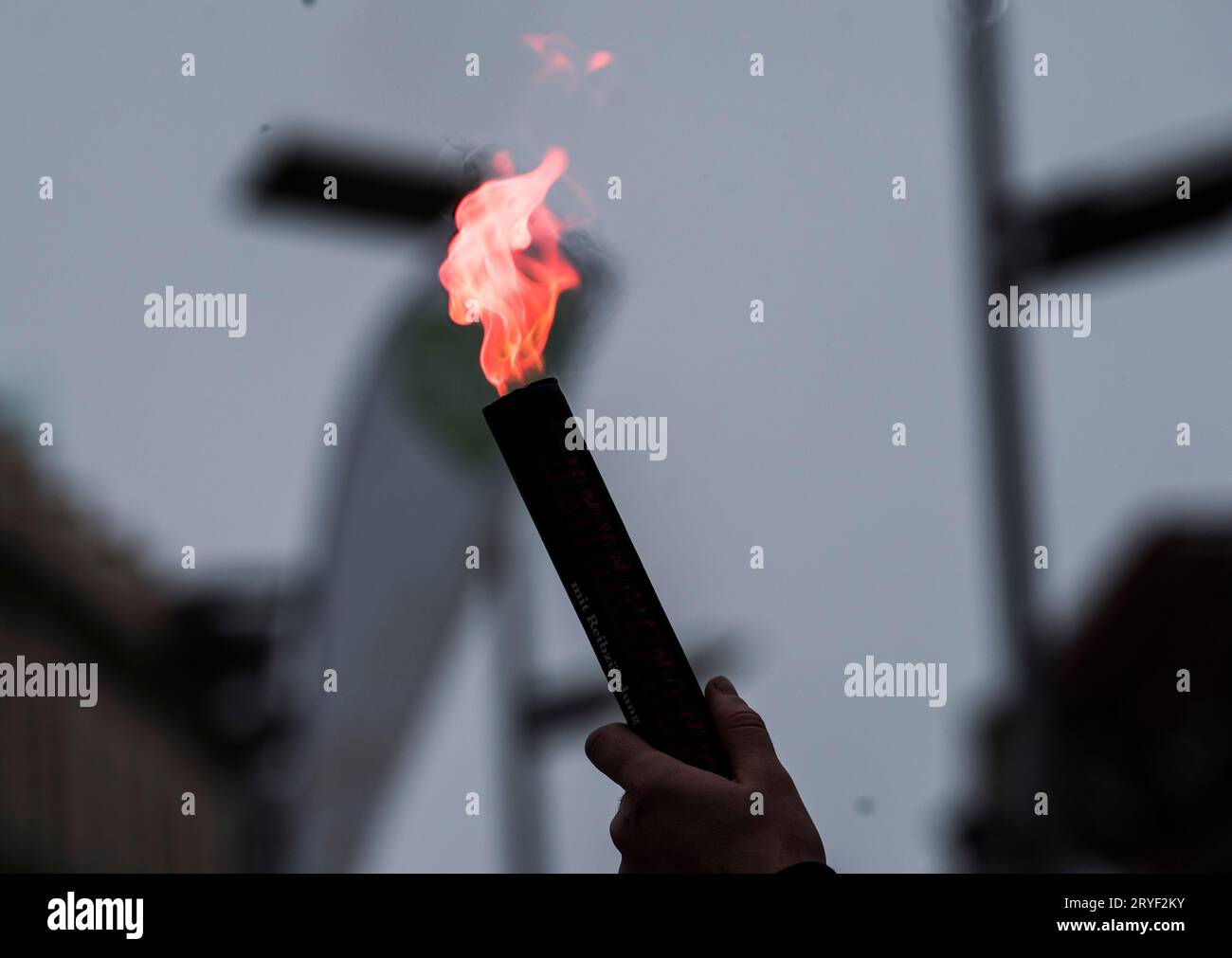 Bengalische Lichter bei einer Protestkundgebung Stockfoto