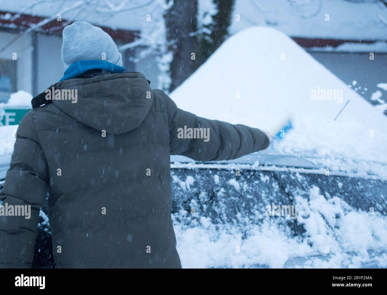 Schnee aus dem Auto entfernen Stockfoto