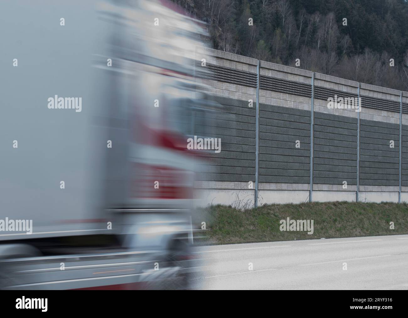Schnell fahrender Lkw auf einer Landstraße Stockfoto