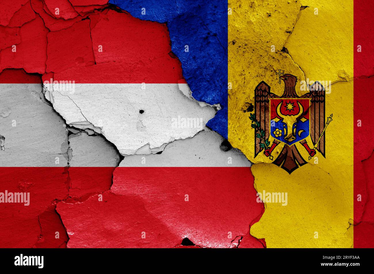 Flaggen von Österreich und Moldau auf gerissener Wand gemalt Stockfoto