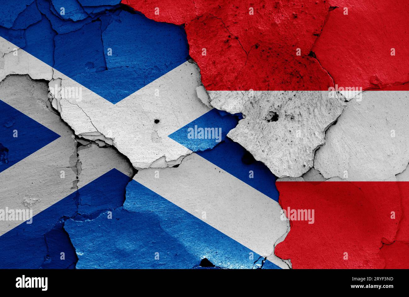 Flaggen von Schottland und Österreich auf gerissene Wand gemalt Stockfoto