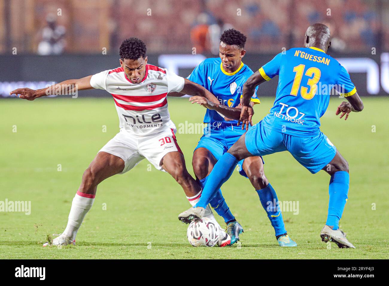 Kairo, Ägypten. September 2023 30. Seifeddine Jaziri (L) aus Zamalek bricht beim Confederation of African Football (CAF) Confederation Cup 2023/24 in der Vorrunde zwischen Zamalek von Ägypten und Arta Solar 7 von Djibouti in Kairo, Ägypten, am 30. September 2023 durch. Quelle: Ahmed Gomaa/Xinhua/Alamy Live News Stockfoto