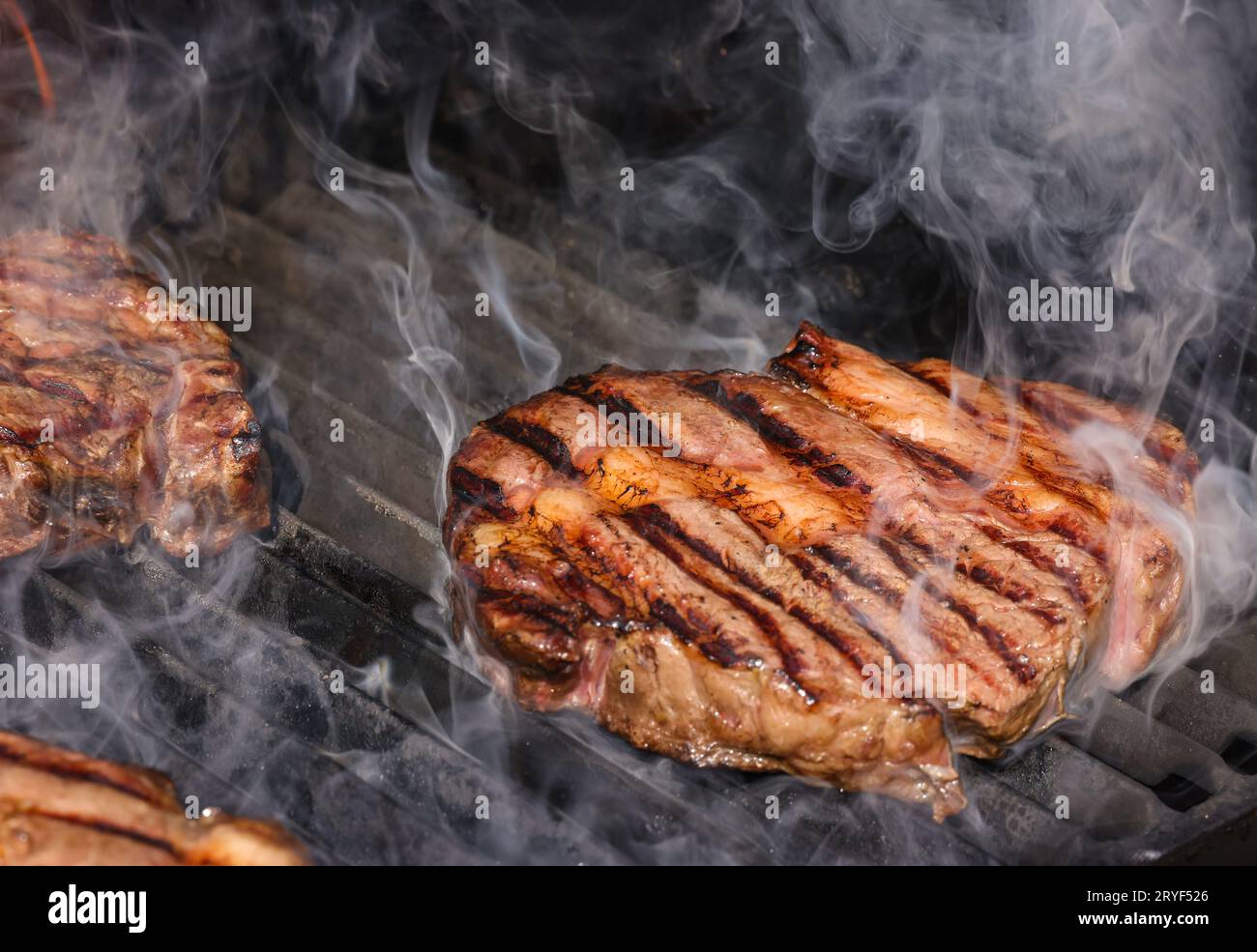 Rifye-Steaks auf dem Grill braten und rauchen Stockfoto