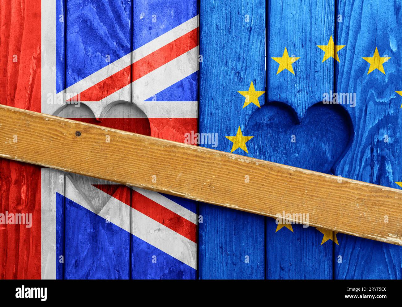 Geschlossene Fensterläden aus Holz mit britischen und EU-Flaggen Stockfoto