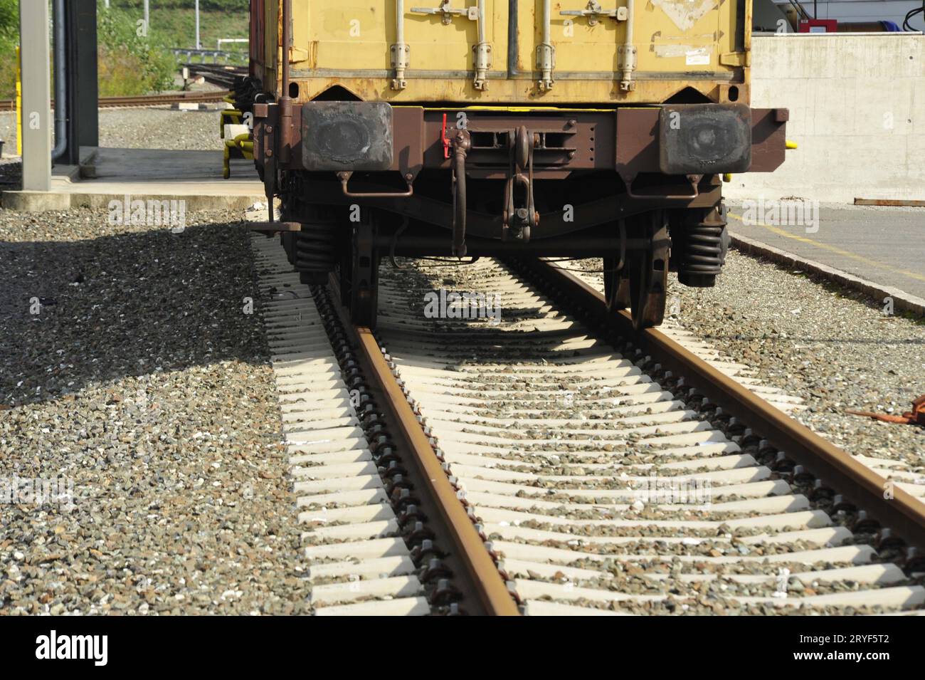 Güterzug zur Güterbeförderung auf der Schiene Stockfoto