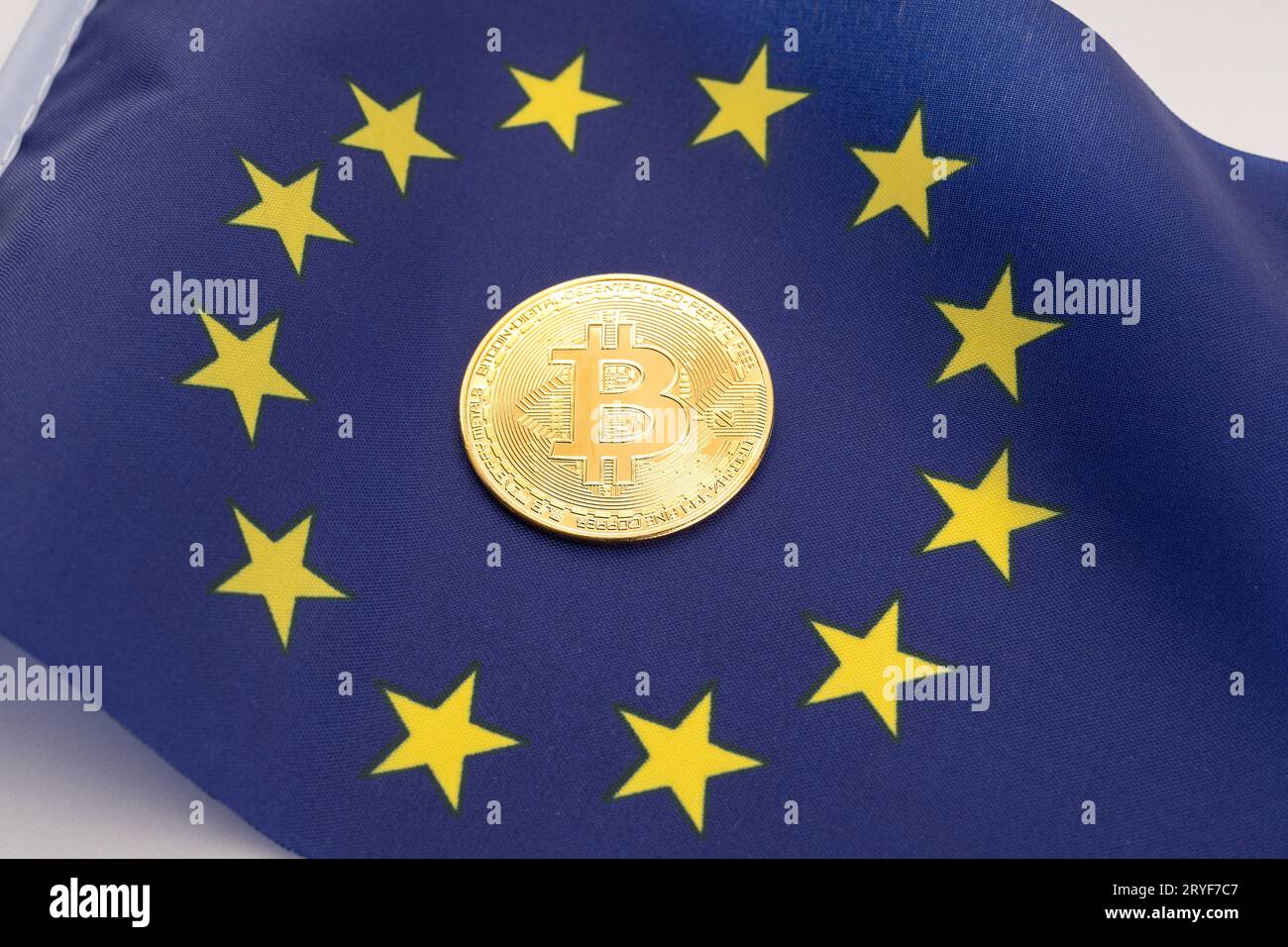 Bitcoin-Münze auf der Flagge der Europäischen Union. Kryptowährung in Europa Stockfoto