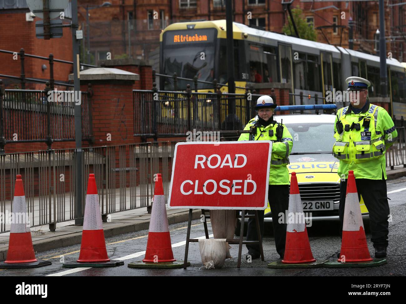 Manchester, Großbritannien. September 2023 30. Polizeibeamte stehen bei einem Schild, das „Straße geschlossen“ anzeigt. Die Polizei führt einen Sicherheitsring aus Stahl in den Straßen rund um den Central Convention Complex und das Midland Hotel in Manchester ein. Die Maßnahmen tragen den Codenamen „Operation Protector“ und werden von der Greater Manchester Police (GMP) überwacht. Die GMP sind bestrebt, friedliche Proteste zu ermöglichen, was sie erwarten, warnen aber davor, dass sie schnell gegen jeden vorgehen werden, der gegen das Gesetz verstößt. (Foto: Martin Pope/SOPA Images/SIPA USA) Credit: SIPA USA/Alamy Live News Stockfoto