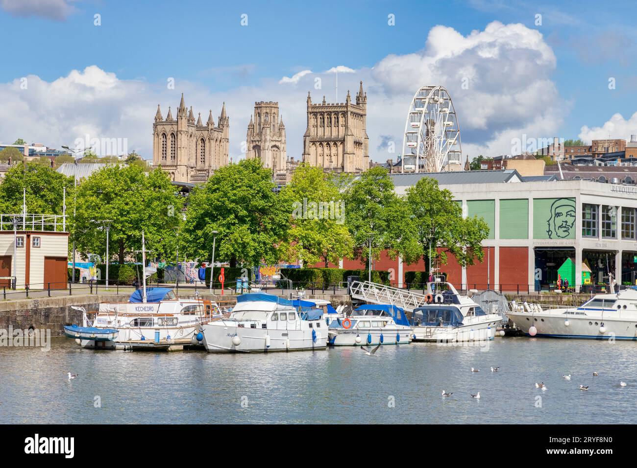11. Mai 2023: Bristol, UK - Bristol Docks mit Blick auf die Kathedrale und den Wills Memorial Building Tower. Stockfoto