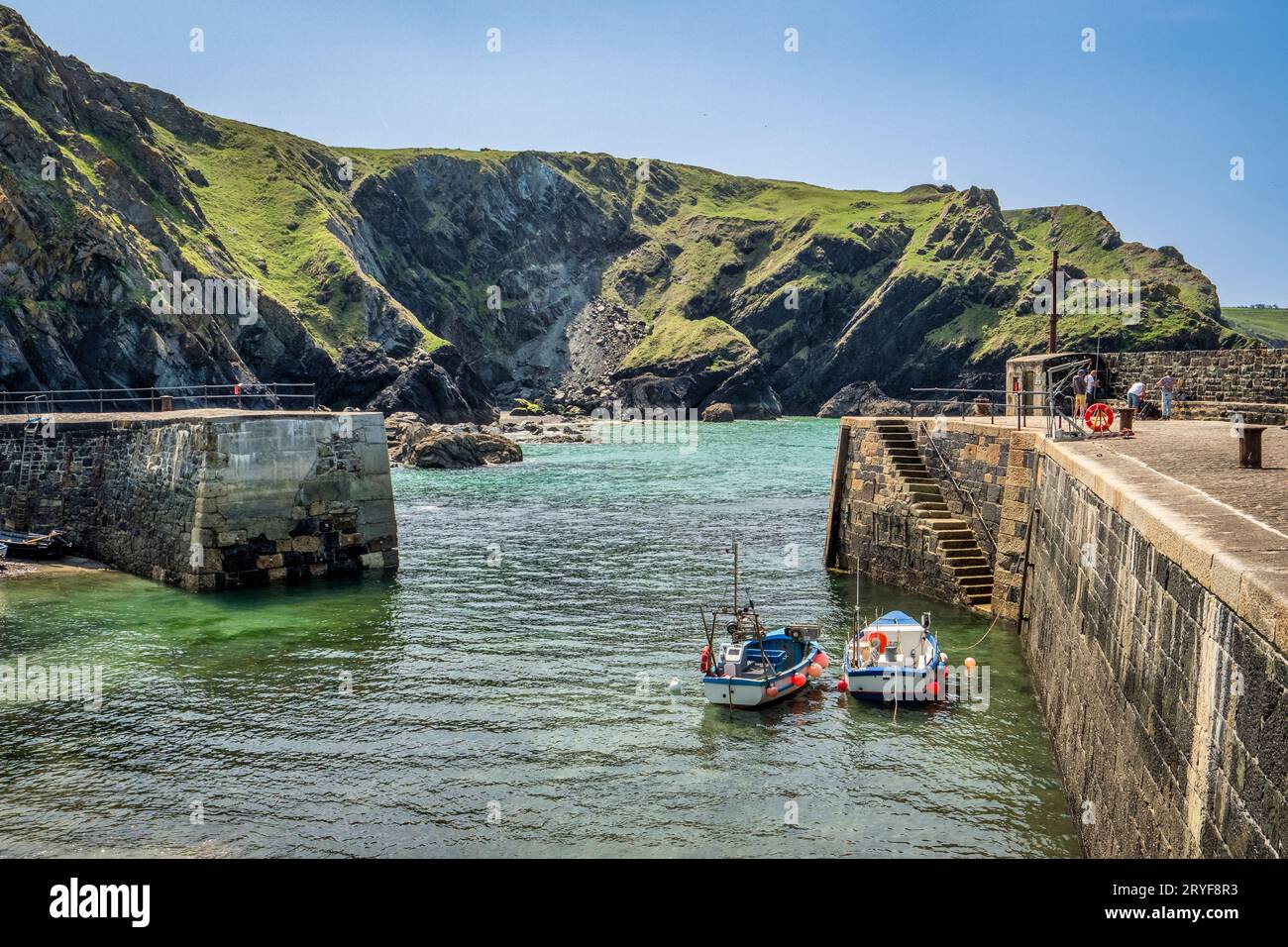 22. Mai 2023: Mullion Cove, Cornwall, Vereinigtes Königreich – die Hafenmündung bei Mullion Cove, einem kleinen Fischerhafen auf der zerklüfteten Lizard Peninsula. Stockfoto