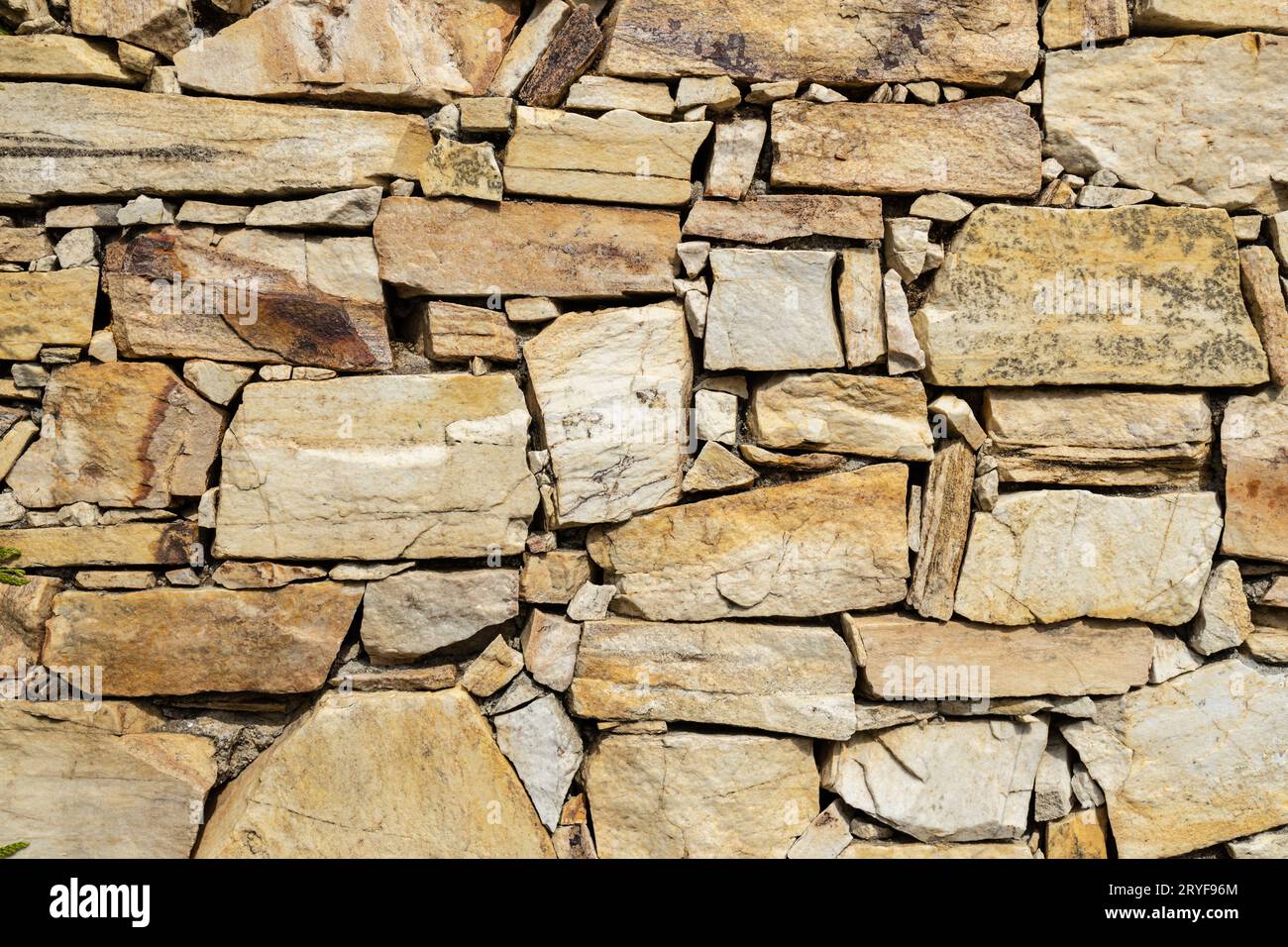 Steinwand Hintergrundstruktur. Dekoratives Trockenmauerwerk Stockfoto