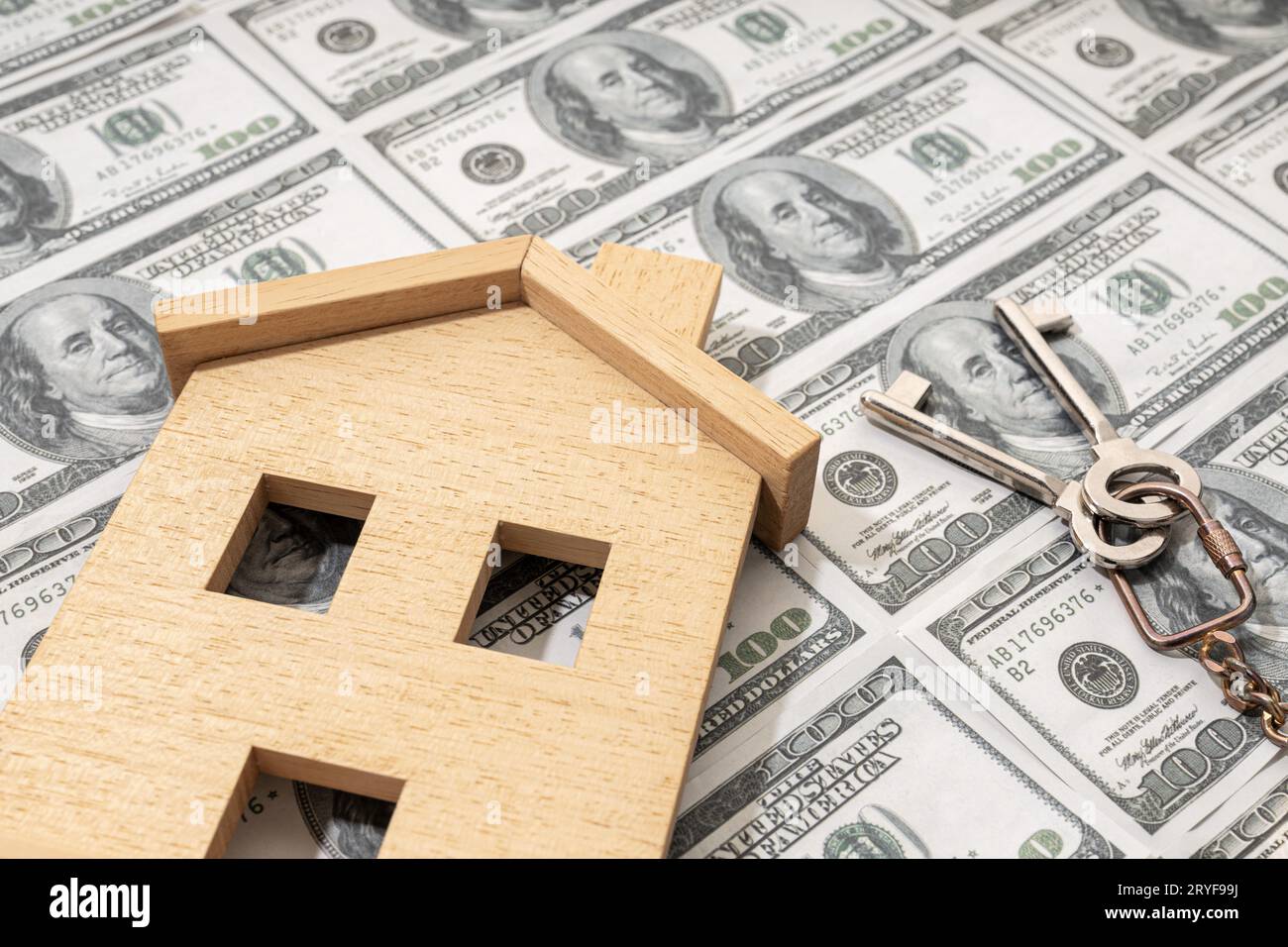 Kauf eines Hauses oder Hypothek Konzept. Immobilienpreis. Spielzeughaus auf Dollar-Banknotenhintergrund Stockfoto
