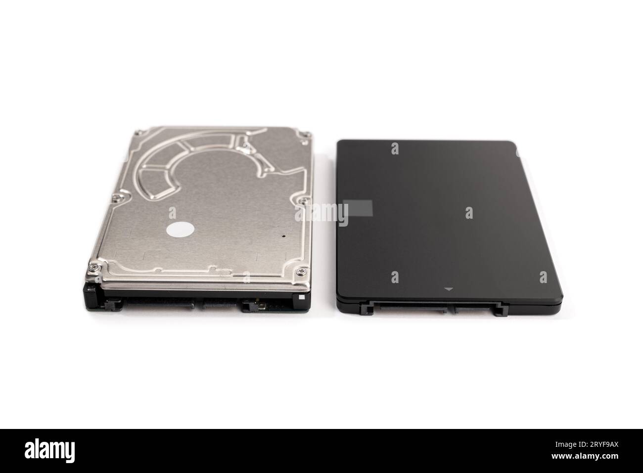 Moderne SSD und alte HDD Festplatte isoliert auf weißem Hintergrund. Datenspeicherung der Computerhardware Stockfoto