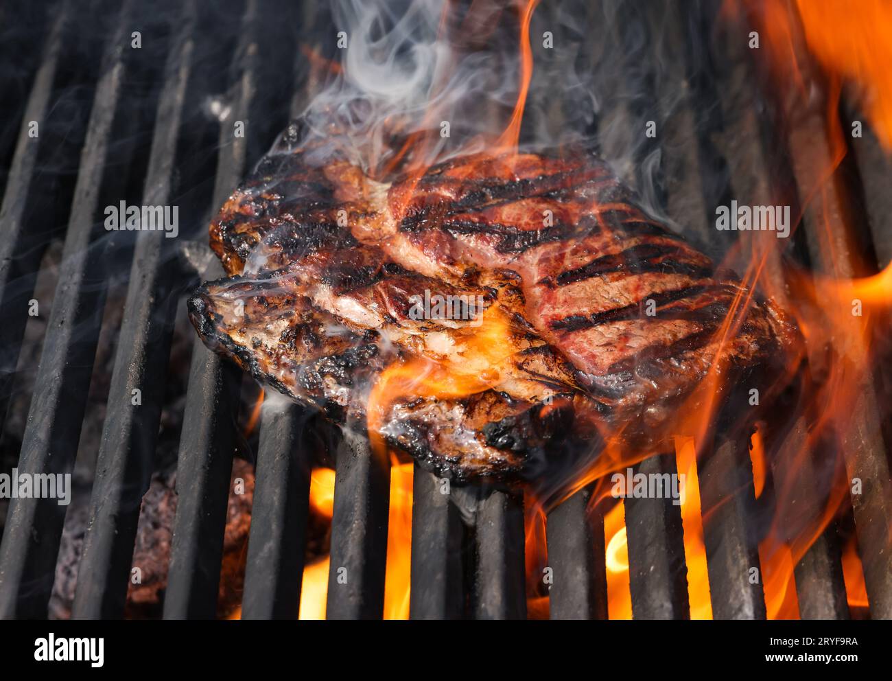 Rifye-Steaks auf dem Grill braten und rauchen Stockfoto