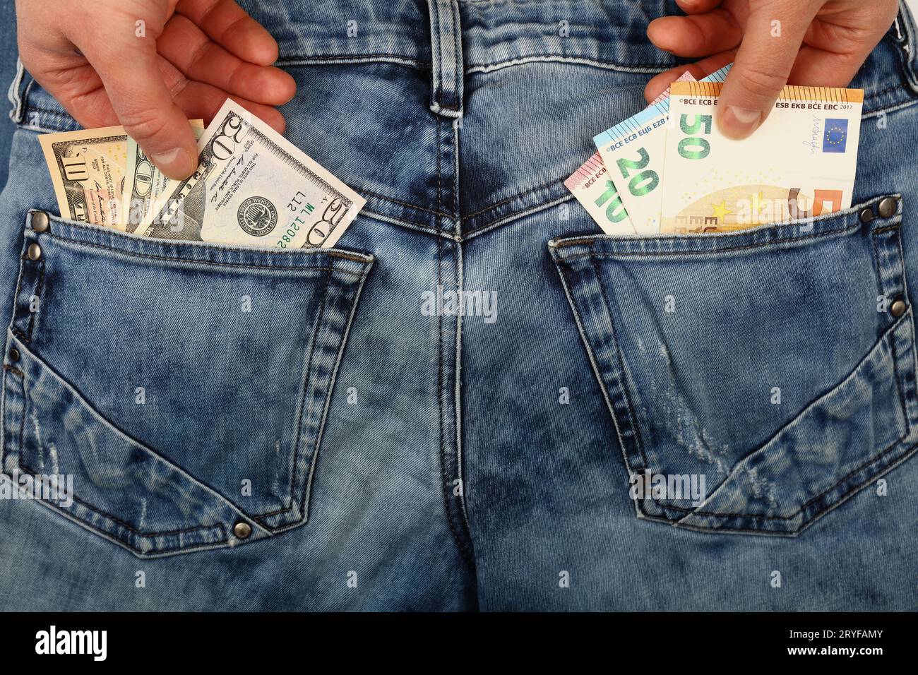 Mit den Händen können Sie Banknoten in den Jeansentaschen auf der Rückseite einsammeln Stockfoto