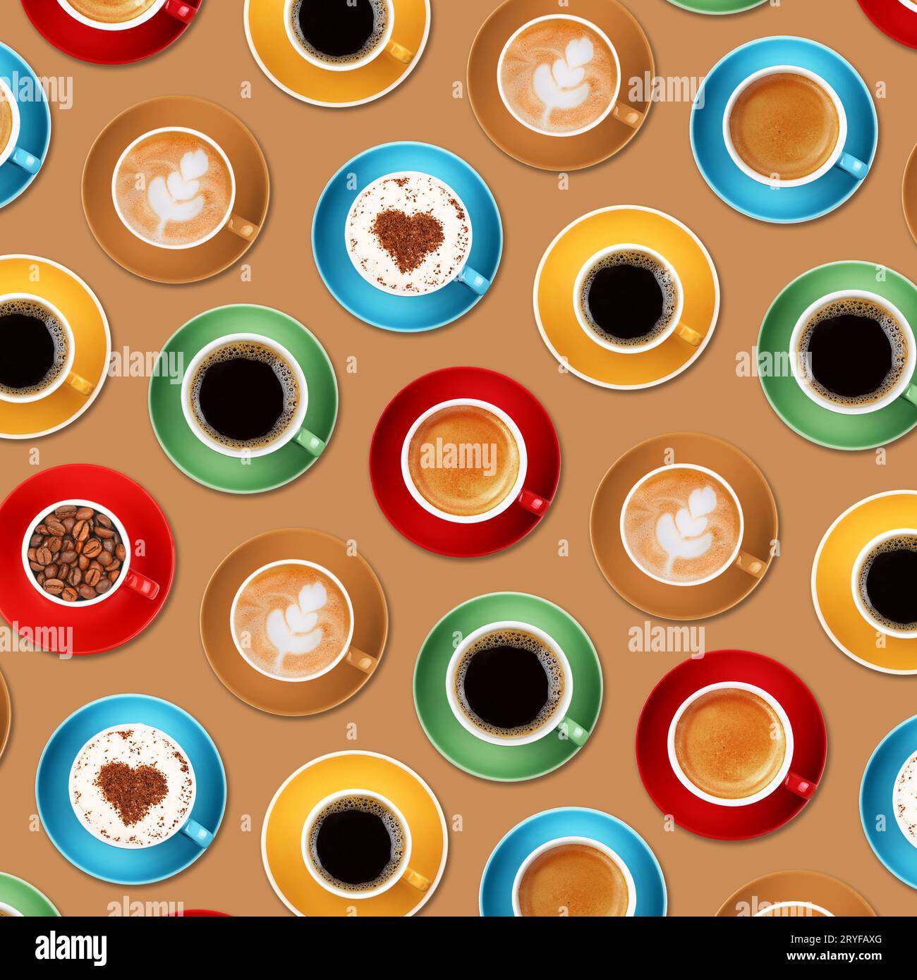 Muster verschiedener Kaffeetassen über Beige Stockfoto