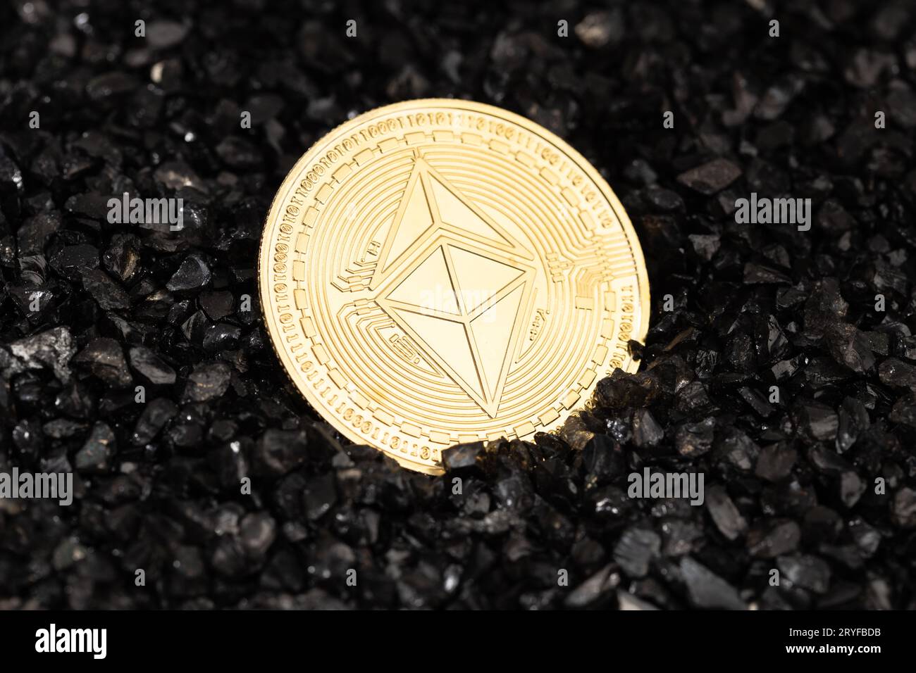 Ethereum klassische Münze auf schwarzem Kiesgrund. Kryptowährung Blockchain Money Stockfoto