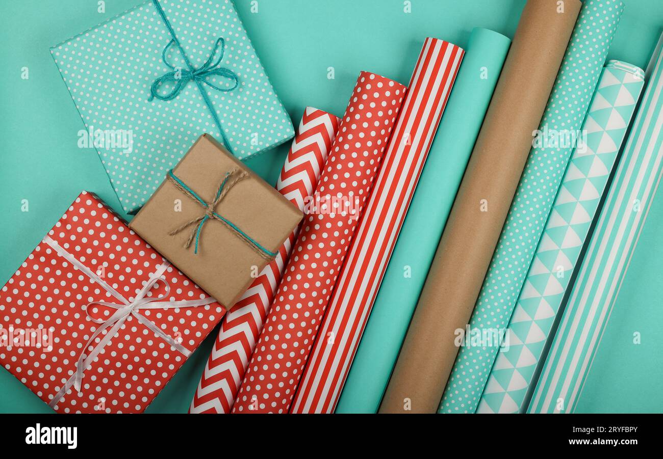 Geschenkverpackungen mit rotem blauem und braunem Papier Stockfoto