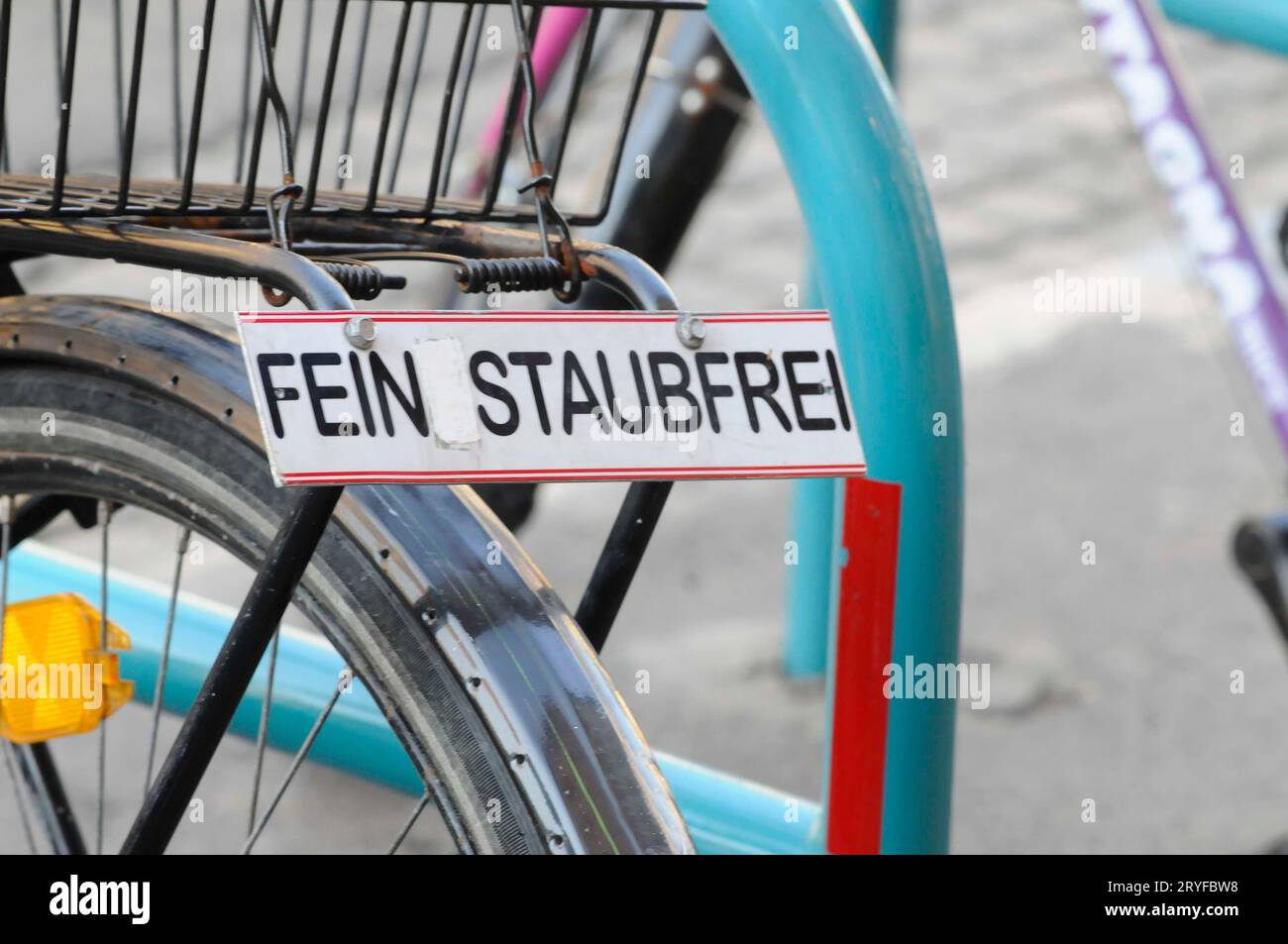 Partikel- und Abgasverschmutzung beim Radfahren Stockfoto