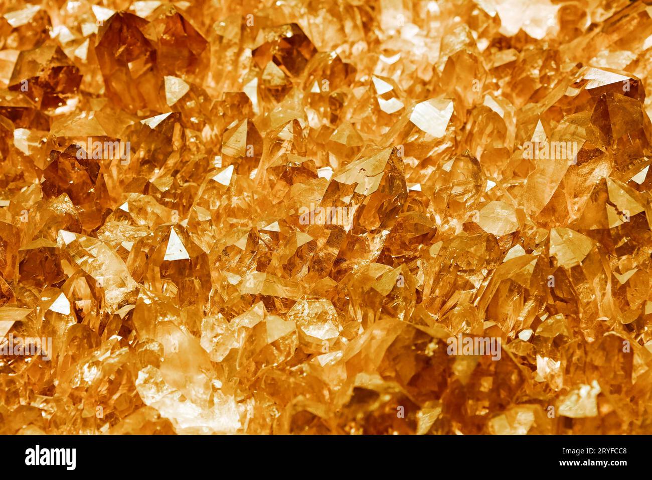 Cluster von goldenen Quarzmineralkristallen Stockfoto