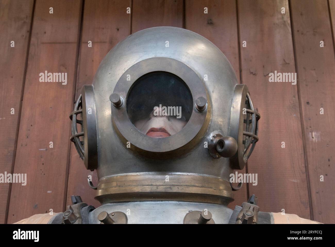 Historische Tauchausrüstung für Unterwasser Stockfoto