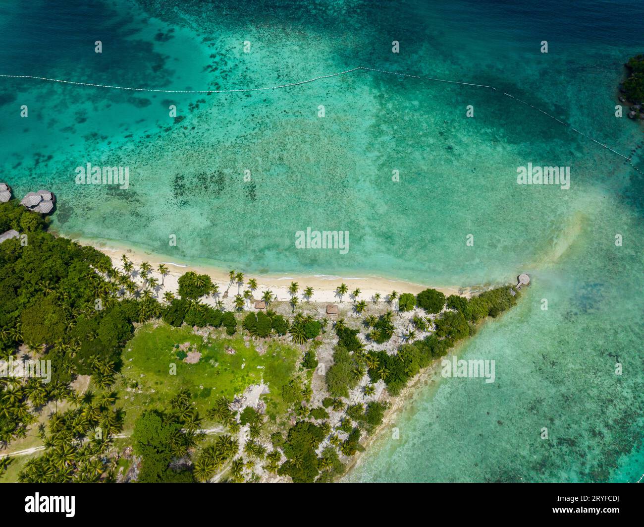 Transparentes azurblaues Wasser und Wellen auf der tropischen Insel. Insel Malipano. Samal, Davao. Philippinen. Stockfoto