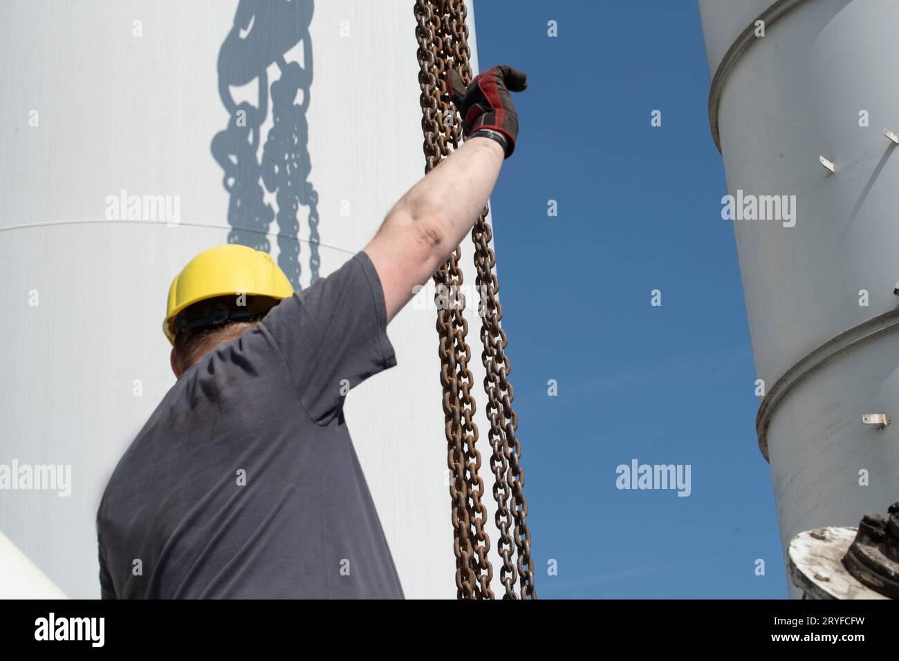 Montage von Industrieanlagen durch Arbeiter Stockfoto