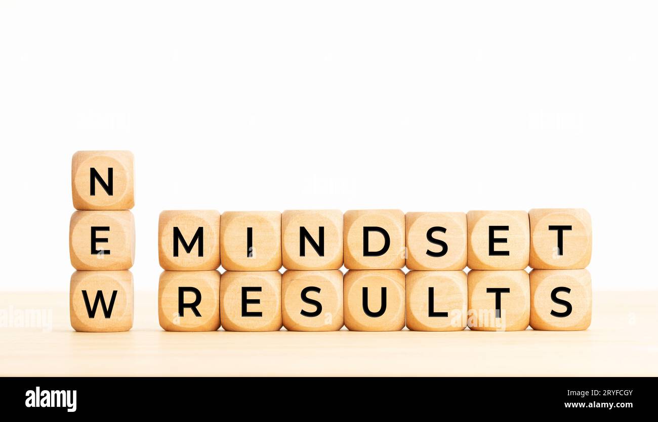 Neue Denkweise neue Resultate in Holzblöcken auf dem Tisch. Kopierbereich Stockfoto