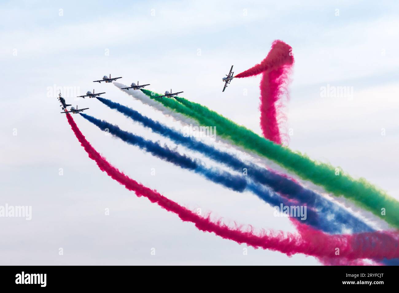ABU DHABI, VAE - 02. DEZEMBER 2018: Al Fursan Kunstflugteam macht Stunts am Himmel in Abu Dhabi, VAE Stockfoto