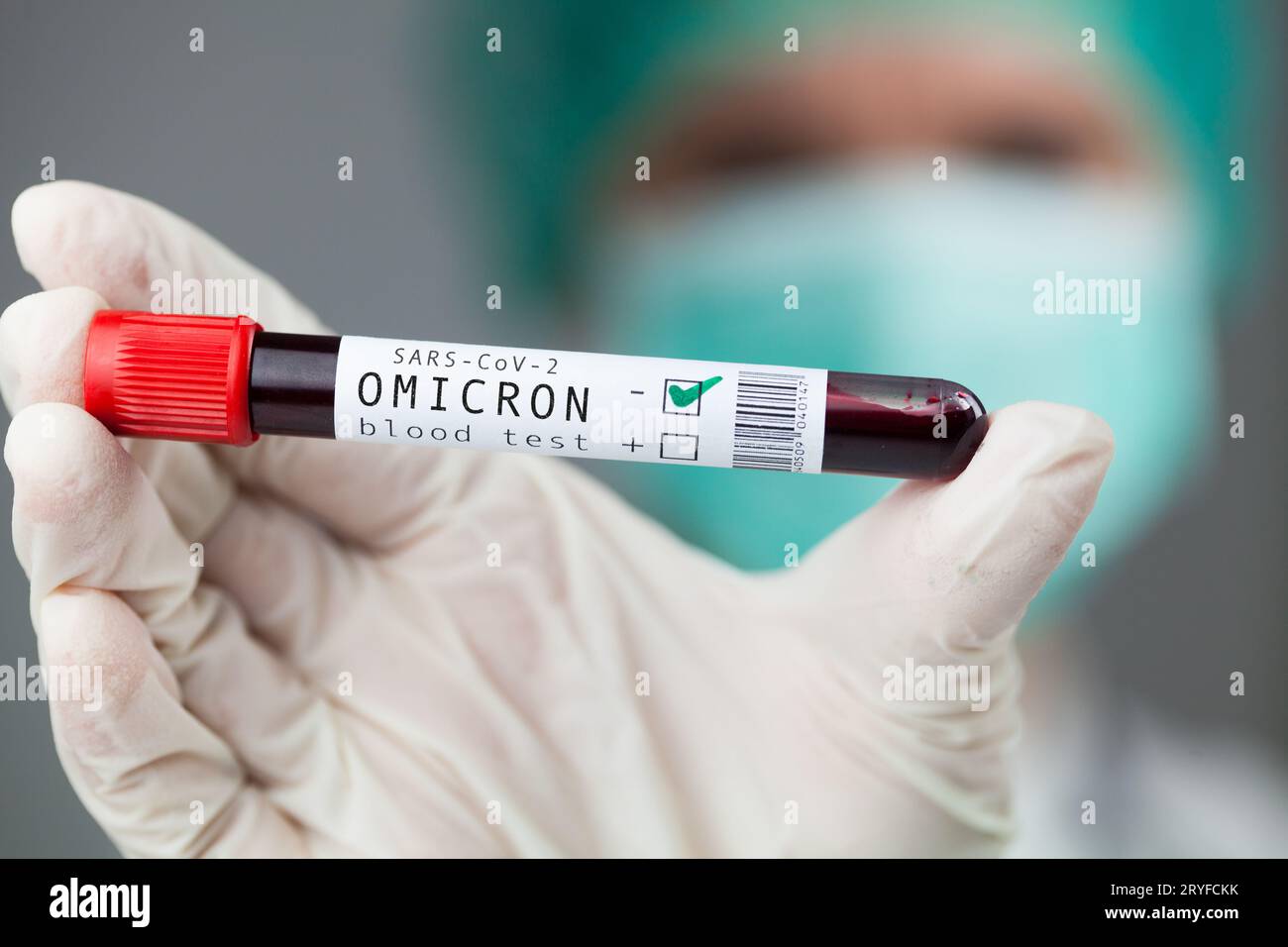 Arzt medizinischer Arbeiter hält Probenhalter mit Omicron Variant Coronavirus Patient Blutprobe Stockfoto