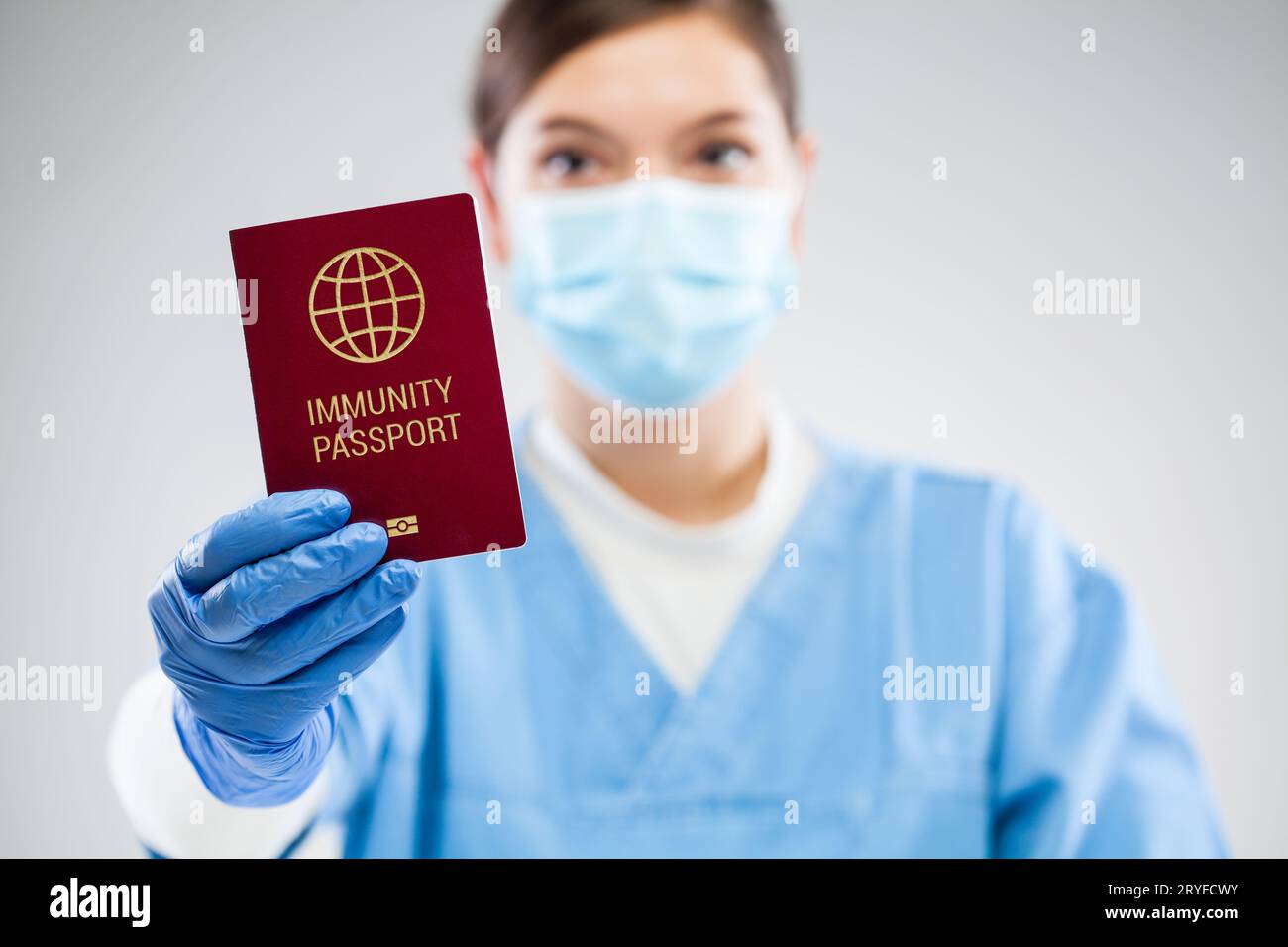 Arzt mit Coronavirus-Immunitätspass Stockfoto