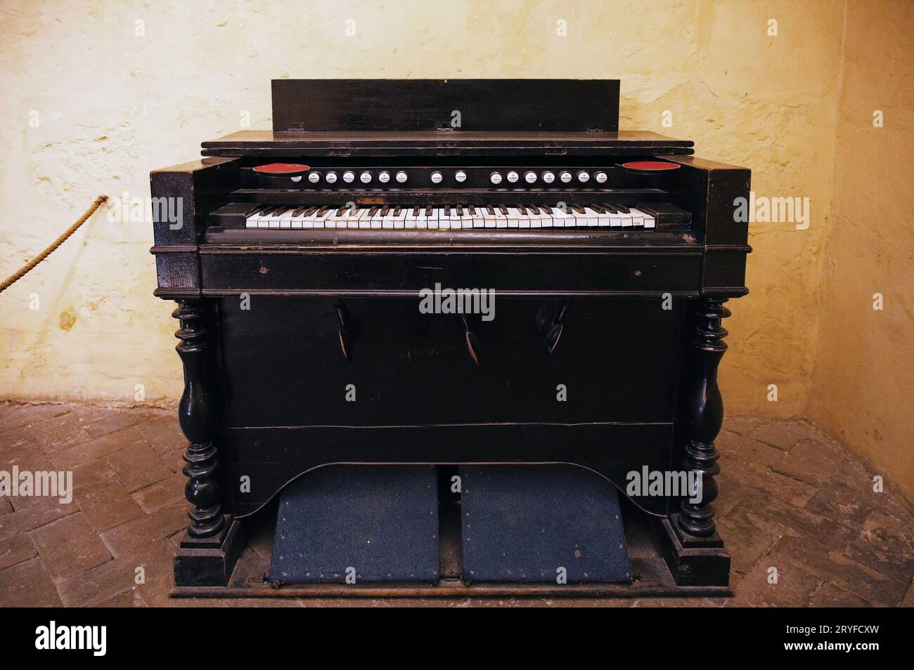 Altes Vintage-Piano in altem Zimmer Stockfoto