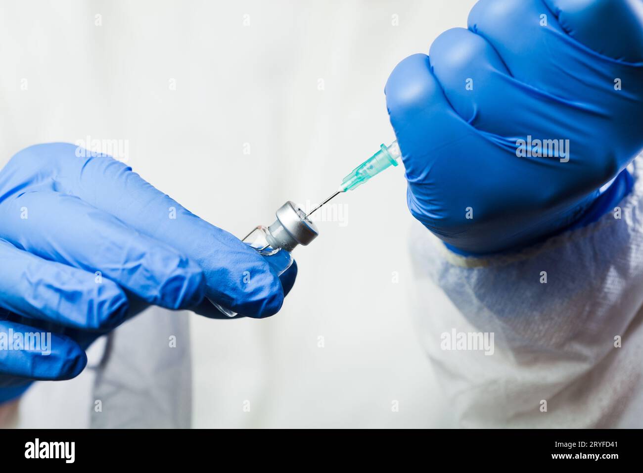 Nahaufnahme der Spritze mit Nadel in der Durchstechflasche mit Impfstoffampulle Stockfoto