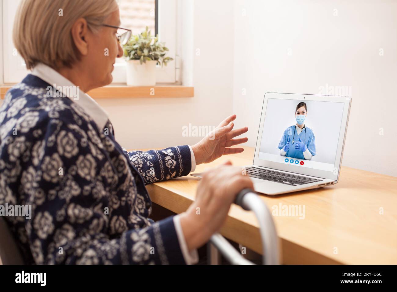 Ältere Patientin, die mit E-Doctor über einen Online-Videoanruf am Computer spricht Stockfoto