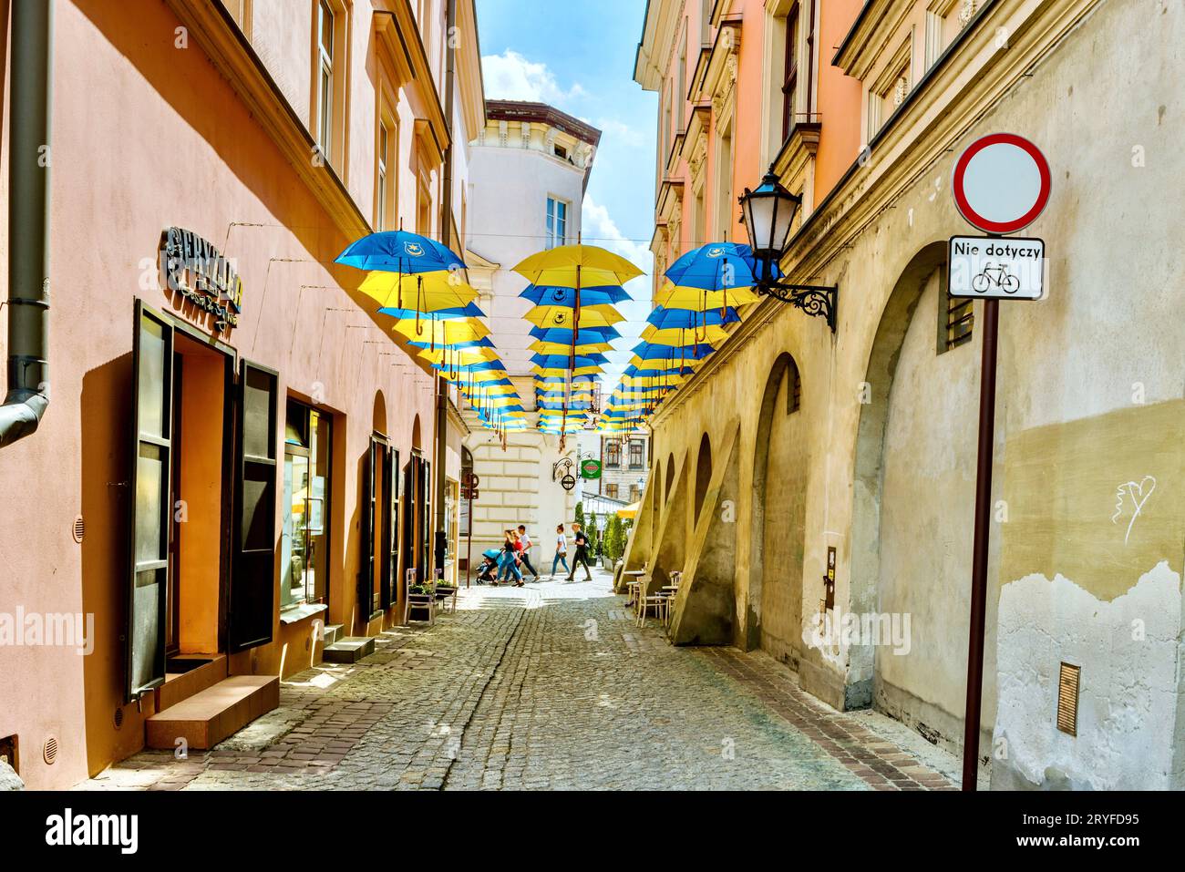 Mehrfarbige Regenschirme über der Piekarska Straße in der Nähe des Tarnow Market Square. Stockfoto