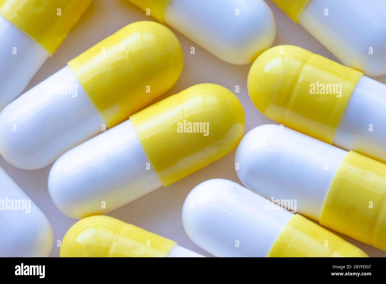 Eine Makroaufnahme weißer und gelber Kapseln Stockfoto