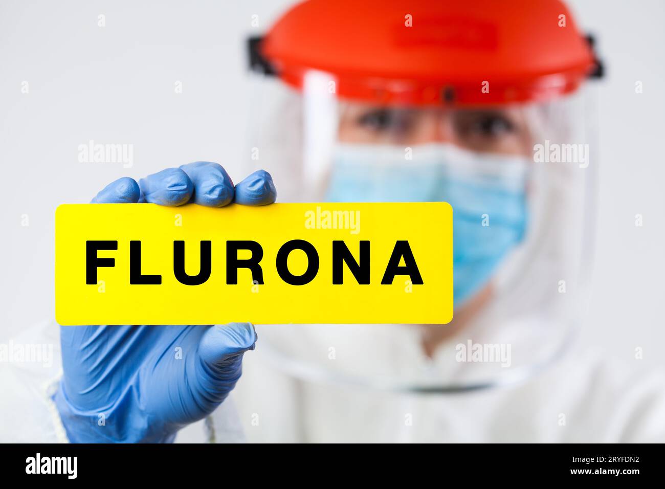 Genetische Mutation des Coronavirus, die neue COVID-19-Fälle verursacht, medizinisches Fachpersonal mit PSA und gesichtsschutz Stockfoto