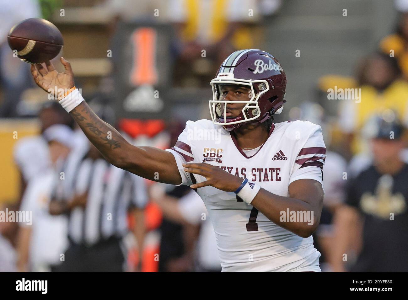 30. SEPTEMBER 2023: Texas State Bobcats Quarterback TJ Finley (7) wirft einen Pass während eines College-Fußballspiels zwischen den Southern Miss Golden Eagles und den Texas State Bobcats im M.M. Roberts Stadium in Hattiesburg, Mississippi. Bobby McDuffie/CSM Stockfoto