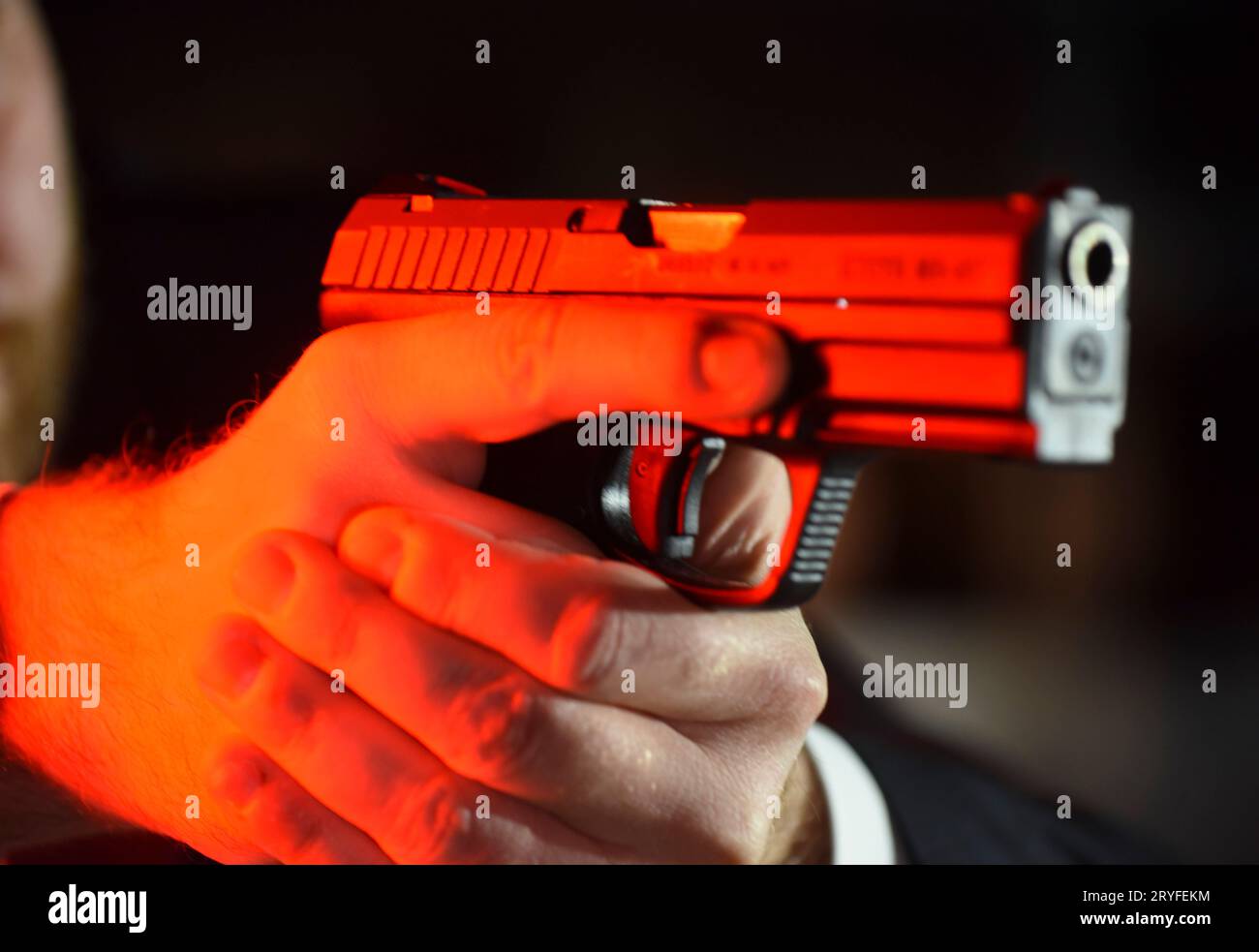 Ein Angreifer mit einer Waffe Stockfoto