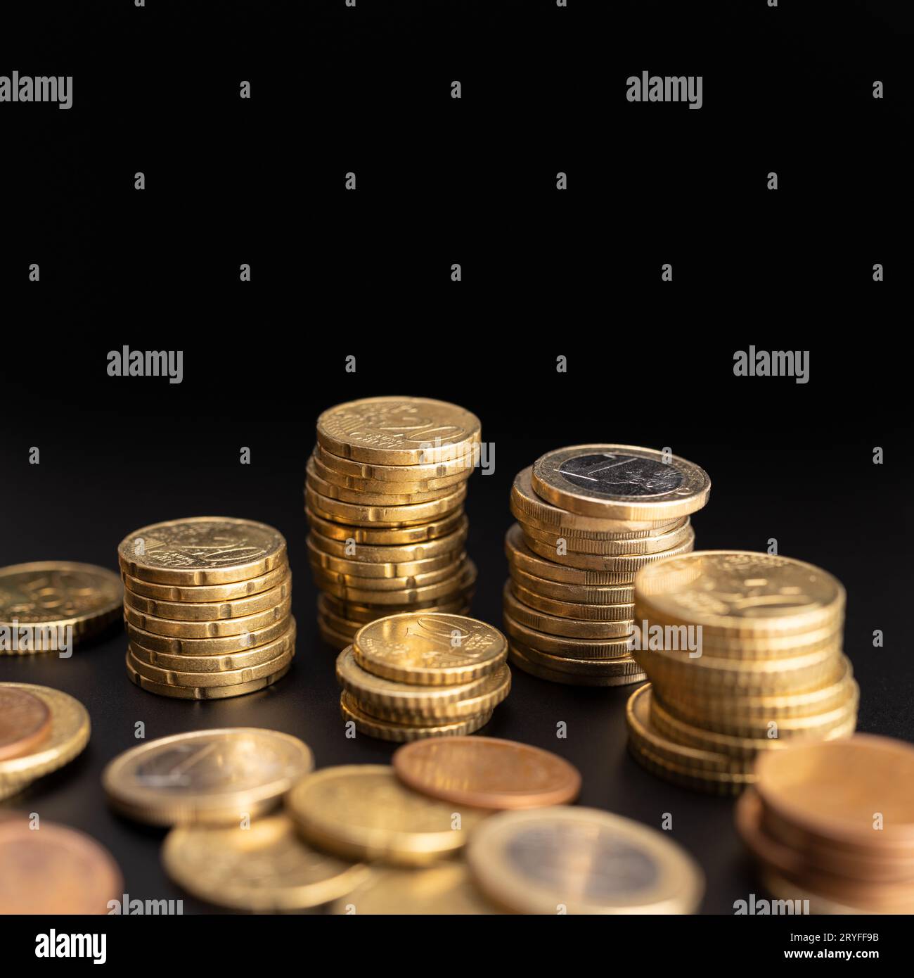 Hintergrund der Euro-Münzen auf schwarzem Hintergrund. Währungsgeld. Leerzeichen kopieren Stockfoto
